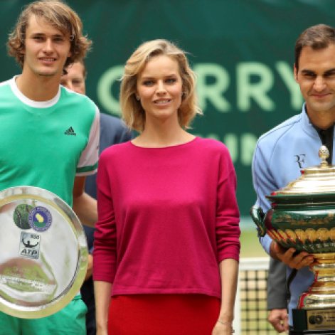 HALLE: Switzerland's Roger Federer, right, with the winner trophy and Germany's Alexander Zverev, left, with the trophy for the second place, frame model Eva Herzigova, after the final match of the Gerry Weber Open tennis tournament in Halle, Germany, Sunday, June 25, 2017. AP/PTI(AP6_25_2017_000167B)